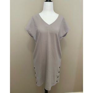 Monk & Lou Short Sleeve Shift Dress - Size XXS
Button Detail Along the Side